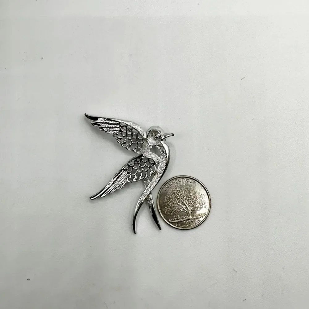 Sarah Coventry vintage 1966 silver Swallow bird brooch